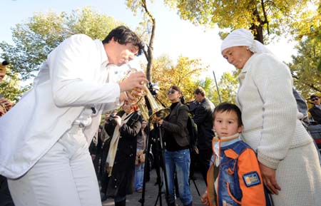 A French plays musical instrument during the opening of the 'International Street Art Festival', in Bishkek, capital of Kyrgyzstan, Oct. 14, 2009. Performers from France, Kazakstan, Germany, Belgium and Kyrgyzstan took part in the event.[Sadat/Xinhua]