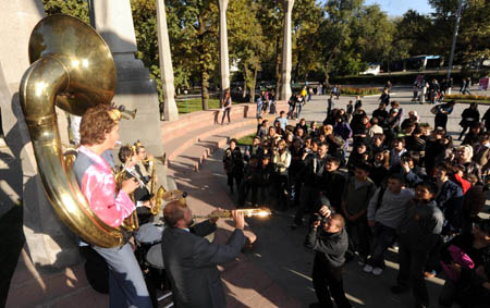 French performers play musical instruments during the opening of the 'International Street Art Festival', in Bishkek, capital of Kyrgyzstan, Oct. 14, 2009. Performers from France, Kazakstan, Germany, Belgium and Kyrgyzstan took part in the event. [Sadat/Xinhua]