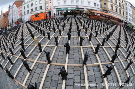 Plastic garden dwarves with their arms outstretched in the stiff-armed Hitler salute, are pictured on the main square in Straubing, south eastern Germany, as part of the art installation 'Dance with the Devil' by German artist Ottmar Hoerl October 14, 2009.[icpress.cn]
