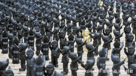 Plastic garden dwarves with their arms outstretched in the stiff-armed Hitler salute, are pictured on the main square in Straubing, south eastern Germany, as part of the art installation 'Dance with the Devil' by German artist Ottmar Hoerl October 14, 2009.[icpress.cn]