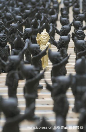 Gnomes showing the Hitler salute are seen in the installation 'Dance with the Devil' of German artist Ottmar Hoerl at a square in Straubing, southern Germany, on Wednesday, Oct. 14, 2009.[icpress.cn]