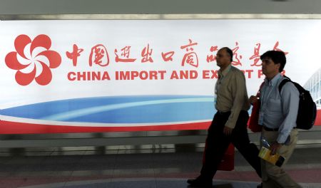 Visitors pay a visit on the first day of the 106th session of China Import and Export Fair in Guagnzhou, capital of south China's Guangdong Province, on Oct. 15, 2009. The fair attracts over 20,000 exhibitors at home and abroad. [Lu Hanxin/Xinhua] 