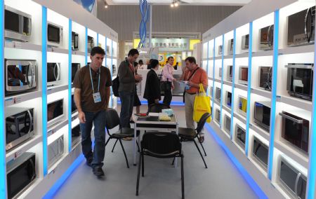 Visitors shop on the first day of the 106th session of China Import and Export Fair in Guagnzhou, capital of south China's Guangdong Province, on Oct. 15, 2009. [Lu Hanxin/Xinhua]