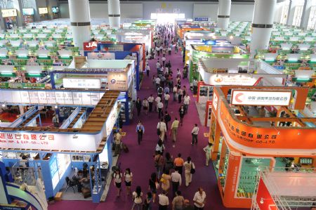 Visitors pay a visit on the first day of the 106th session of China Import and Export Fair in Guagnzhou, capital of south China's Guangdong Province, on Oct. 15, 2009.[Lu Hanxin/Xinhua]