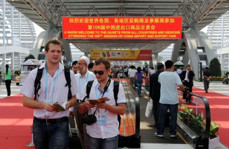 Visitors pay a visit on the first day of the 106th session of China Import and Export Fair in Guagnzhou, capital of south China's Guangdong Province, on Oct. 15, 2009.[Lu Hanxin/Xinhua]