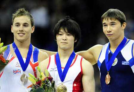 Gold medalist Uchimura Kohei of Japan (C), silver medalist Daniel Keatings of Britain (L) and bronze medalist Yury Ryazanov of Russia pose during the medaling ceremony of Men's Individual All-Around final of the 41th Artistic Gymnastics World Championships in London, Britain, Oct. 15, 2009. [Zeng Yi/Xinhua]