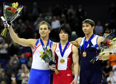 Gold medalist Uchimura Kohei of Japan (C), silver medalist Daniel Keatings of Britain (L) and bronze medalist Yury Ryazanov of Russia pose during the medaling ceremony of Men's Individual All-Around final of the 41th Artistic Gymnastics World Championships in London, Britain, Oct. 15, 2009. [Zeng Yi/Xinhua]