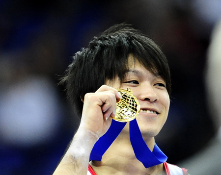 Gold medalist Uchimura Kohei of Japan poses during the medaling ceremony of Men's Individual All-Around final of the 41th Artistic Gymnastics World Championships in London, Britain, Oct. 15, 2009. [Zeng Yi/Xinhua] 