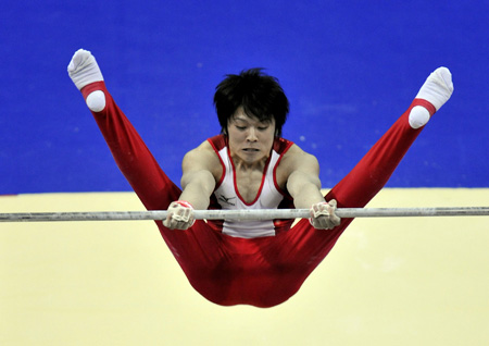 Gold medalist Uchimura Kohei of Japan competes on the horizontal bar during Men's Individual All-Around final of the 41th Artistic Gymnastics World Championships in London, Britain, Oct. 15, 2009. [Wang Yuguo/Xinhua]