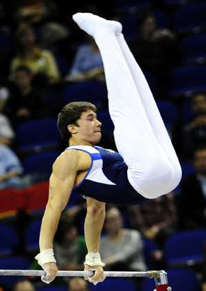 Bronze medalist Yury Ryazanov of Russia competes on the horizontal bar during Men's Individual All-Around final of the 41st Artistic Gymnastics World Championships in London, Britain, Oct. 15, 2009. [Zeng Yi/Xinhua]