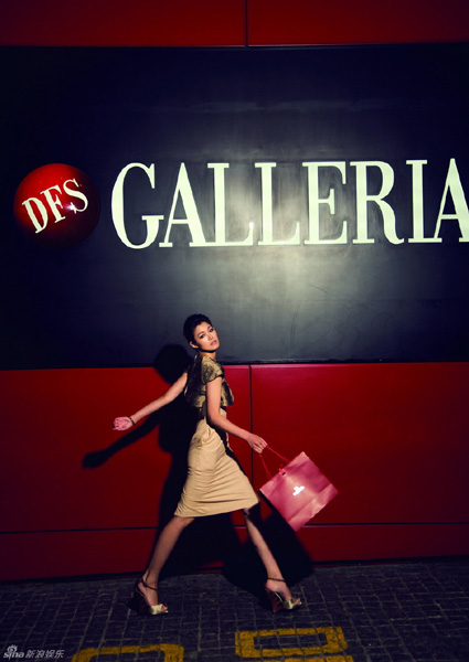 Check out the latest photo spread of actress Yu Na in 'Fashion Weekly' October issue, featuring the barefooted actress lightheartedly flaunting a flattering bridal gown on the beach. [CRI]