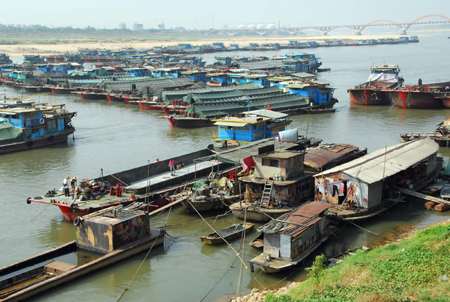 Ships are seen stranded at a section of Bei Jiang (North River) in Qingyuan, in south China's Guangdong province, October 15, 2009. The local government has organized an emergency management team to ensure the safety of 250 ships stranded due to the low water level amid continuous drought, Xinhua reported.[Xinhua] 