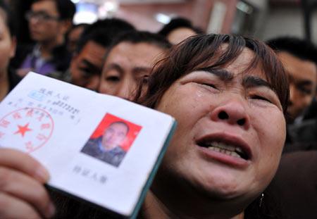 A relative of the crime victim cries outside the Fifth Intermediate People's Court of Chongqing Municipality, in southwest China's Chongqing, Oct. 14, 2009. [Yang Lei/Xinhua] 