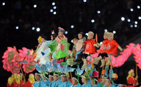 Folk artists perform the dragon dance before the opening ceremony of the 11th National Games held in Jinan, Shandong Province Oct 16, 2009. [Xinhua]