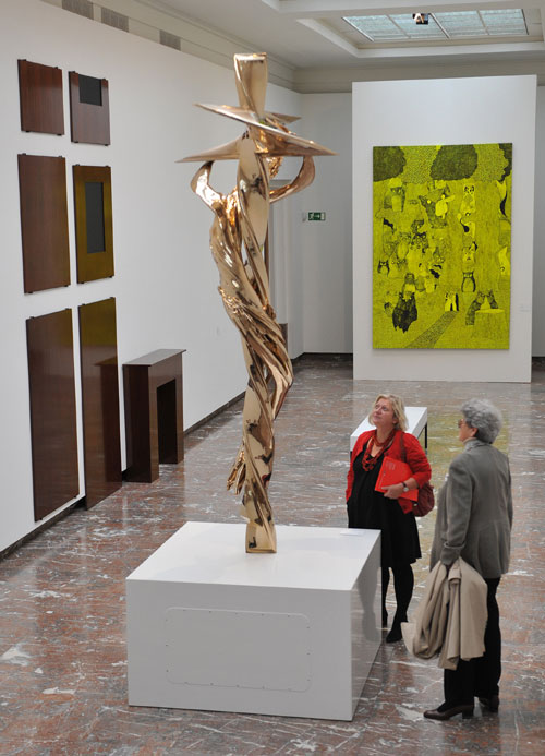 People visit 'The State of Things -- the Chinese and Belgian artists' exhibition', a part of the Europalia Chinese Art Festival, in Brussels, capital of Belgium, Oct. 16, 2009. [Xinhua]