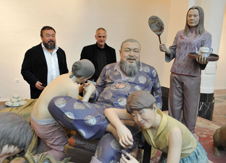 Curator Ai Weiwei (L), Luc Tuymans pose for photos at 'The State of Things -- the Chinese and Belgian artists' exhibition', a part of the Europalia Chinese Art Festival, in Brussels, capital of Belgium, Oct. 16, 2009. [Xinhua]