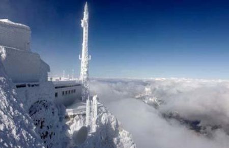 Snow-covered radio masts are pictured on Germany's highest mountain.[CCTV]