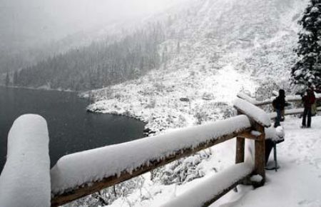 Snowfall, the first of the season, blankets the Tatra Mountains, Zakopane, Poland. More than 150,000 houses in northeastern Poland are without power and planes could not land in Warsaw after a bout of winter weather hit the country.[CCTV]