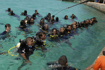 Maldivian President Mohamed Nasheed, Vice President Mohamed Waheed and 11 cabinet ministers donned scuba gear and submerged four meters below the surface of sea to hold the world's first underwater cabinet meeting on Saturday, in a bid to push for a stronger climate change agreement in the upcoming UN climate summit in Copenhagen.