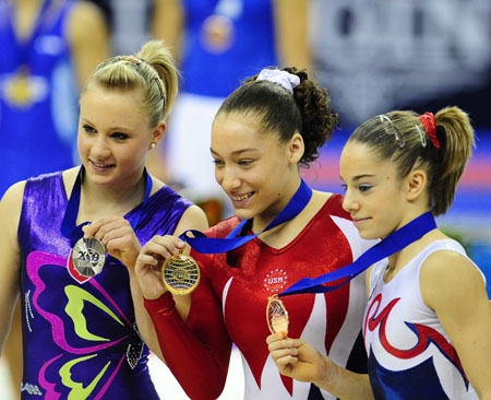 Gold medalist Kayla Williams of the United States (C), silver medalist Ariella Kaeslin of Switzerland (L) and bronze medalist Youna Dufournet of France pose during the victory ceremony of the Vault final of the 41st Artistic Gymnastics World Championships in London, Britain, Oct. 17, 2009. (Xinhua/Zeng Yi) 