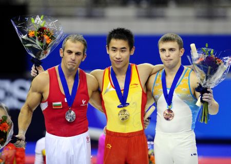 Gold medalist Yan Mingyong (C) of China, silver medalist Jordan Iovtchev (L) of Bulgaria and bronze medalist Oleksandr Vorobiov of Ukraine pose during the victory ceremony of the Rings final of the 41st Artistic Gymnastics World Championships in London, Britain, Oct. 17, 2009. (Xinhua/Zeng Yi) 