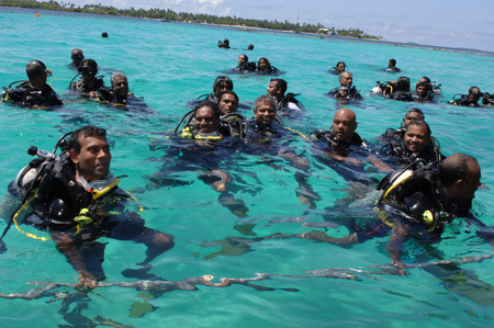 Maldivian President Mohamed Nasheed (1st L) and cabinet ministers donned scuba gear are going to attend a underwater cabinet meeting held in the turquoise lagoon off Girifushi Island, about 35 km northeast of the capital Male, Oct. 17, 2009. [Xinhua]