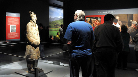 Visitors admire the displayed terra cotta warrior at the Houston Museum of Natural Science in Houston, the United States, on Oct. 18, 2009. [Chen Ruwei/Xinhua]