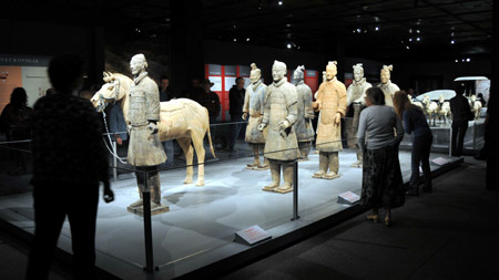 Visitors admire the displayed terra cotta warriors at the Houston Museum of Natural Science in Houston, the United States, on Oct. 18, 2009. [Chen Ruwei/Xinhua]