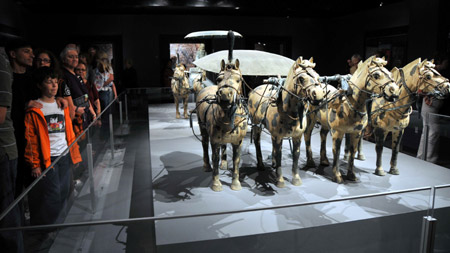  Visitors admire the displayed terra cotta warriors at the Houston Museum of Natural Science in Houston, the United States, on Oct. 18, 2009. [Chen Ruwei/Xinhua]