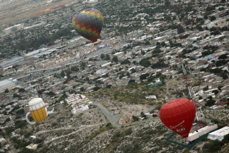 Hot air balloons float during the International Balloon Festival Mexico in La Comarca Lagunera, Coahuila October 17, 2009.[Xinhua/Reuters]