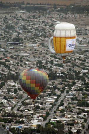 Hot air balloons float during the International Balloon Festival Mexico in La Comarca Lagunera, Coahuila October 17, 2009.[Xinhua/Reuters]