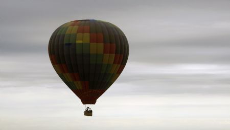  A hot air balloon floats during the International Balloon Festival Mexico in La Comarca Lagunera, Coahuila October 17, 2009.[Xinhua/Reuters]