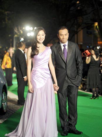 'Wheat' cast members Huang Jue (R) and Wang Jiajia arrive for the red carpet of the Tokyo International Film Festival on Saturday, October 17, 2009 in Tokyo, Japan. [sina.com]