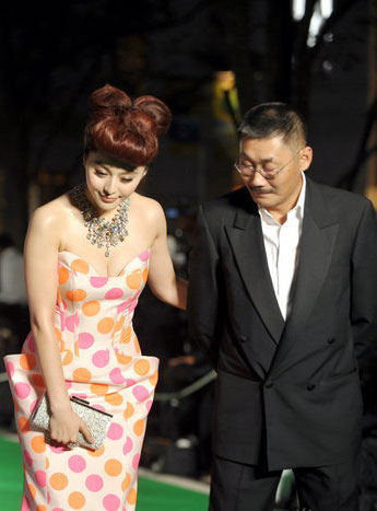 'Wheat' cast member Fan Bingbing and director He Ping arrive for the red carpet of the Tokyo International Film Festival on Saturday, October 17, 2009 in Tokyo, Japan. [sina.com]