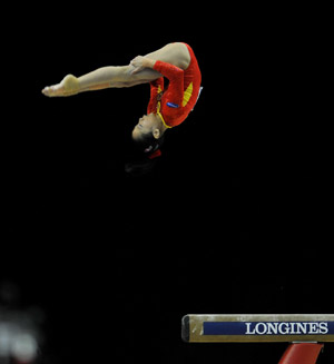 Gold medalist Deng Linlin of China competes during the Balance Beam final of the 41st Artistic Gymnastics World Championships in London, Britain, Oct. 18, 2009. [Wang Yuguo/Xinhua]