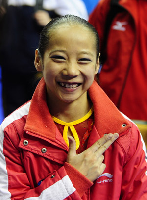 Gold medalist Deng Linlin of China celebrates after the Balance Beam final of the 41st Artistic Gymnastics World Championships in London, Britain, Oct. 18, 2009.[Zeng Yi/Xinhua]