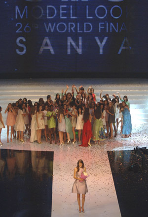 Saner from Switzerland, Ravaglia from Italy, Emily from Britain and Manon from France (R to L) celebrate during the Elite Model Look 2009 final in the beach resort of Sanya, south China's Hainan Province, Oct. 18, 2009. [Zhao Yingquan/Xinhua]