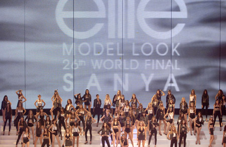 Contestants celebrate during the Elite Model Look 2009 final in the beach resort of Sanya, south China's Hainan Province, Oct. 18, 2009. [Zhao Yingquan/Xinhua]