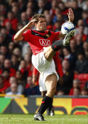 Manchester United's Michael Owen stretches for the ball during their English Premier League soccer match against Bolton Wanderers in Manchester, northern England, October 17, 2009.[Xinhua/Reuters]