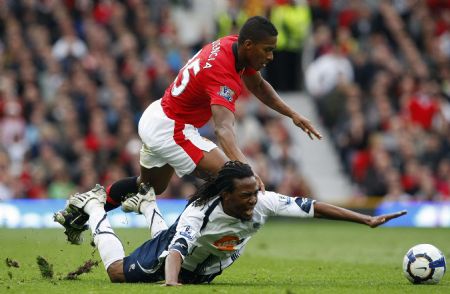 Manchester United's Antonio Valencia (top) challenges Bolton Wanderers' Ricardo Gardner (bottom) during their English Premier League soccer match in Manchester, northern England, October 17, 2009.[Xinhua/Reuters]