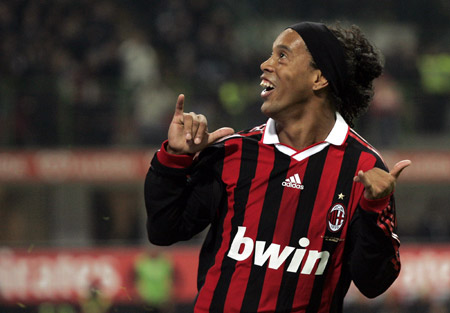 AC Milan's Ronaldinho celebrates after scoring against AS Roma during their Italian Serie A soccer match at the San Siro stadium in Milan October 18, 2009. [Xinhua/Reuters]