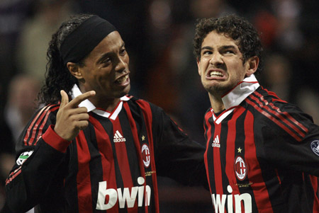 AC Milan's Pato (R) celebrates with his teammate Ronaldinho after scoring a second goal against AS Roma during their Italian Serie A soccer match at the San Siro stadium in Milan October 18, 2009. [Xinhua/Reuters]