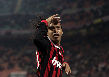 AC Milan's Ronaldinho celebrates after scoring against AS Roma during their Italian Serie A soccer match at the San Siro stadium in Milan October 18, 2009. [Xinhua/Reuters]