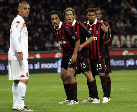 AS Roma's Daniele De Rossi (L) and AC Milan's (L-R) Alessandro Nesta, Massimo Ambrosini, Thiago Silva and Ronaldinho look on during their Italian Serie A soccer match at the San Siro stadium in Milan October 18, 2009.[Xinhua/Reuters]