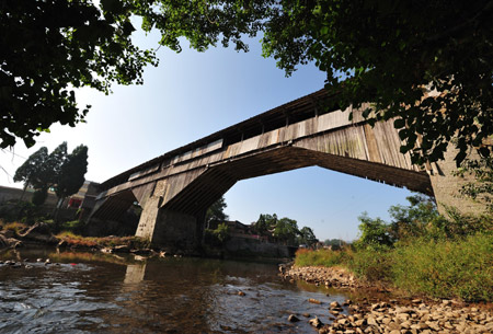 Qiancheng Bridge, a roofed wooden arch birdge, is seen in Pingnan County of southeast China's Fujian Province, Oct. 17, 2009. [Jiang Kehong/Xinhua]