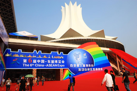 Visitors walk past the main exhibition hall of the 2009 China-ASEAN Expo (CAEXPO) at the Nanning International Convention and Exhibition Center in Nanning, capital of southwest China's Guangxi Zhuang Autonomous Region, on Oct.19, 2009. [Li Mingfang/Xinhua]