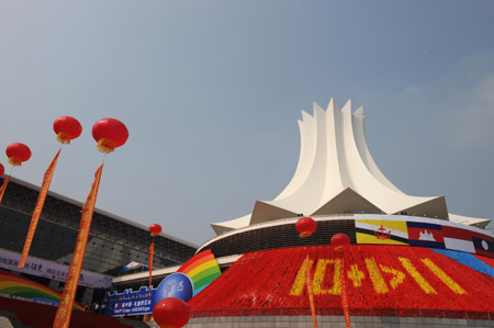 Photo taken on Oct. 19, 2009 shows the main exhibition hall of the 2009 China-ASEAN Expo (CAEXPO) at the Nanning International Convention and Exhibition Center in Nanning, capital of southwest China's Guangxi Zhuang Autonomous Region. [Ma Ping/Xinhua]