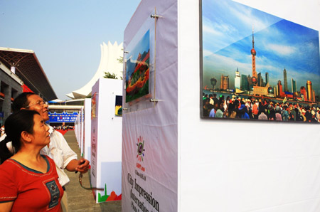 Audience visit the 'City Impression' photo exhibition featuring cities of CHINA-ASEAN member countries at the Nanning International Convention and Exhibition Center in which the 2009 China-ASEAN Expo (CAEXPO) will be held in Nanning, capital of southwest China's Guangxi Zhuang Autonomous Region, on Oct.19, 2009. [Li Mingfang/Xinhua]