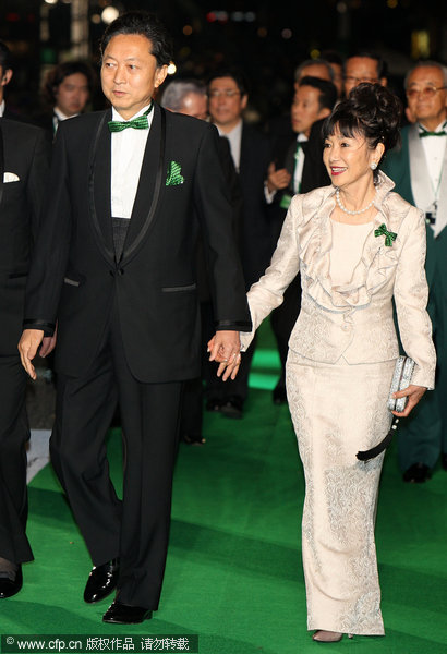 Japanese Prime Minister Yukio Hatoyama (L) and his wife Miyuki Hatoyama (R) walk on the green carpet during the 22nd Tokyo International Film Festival Opening Ceremony at Roppongi Hills on October 17, 2009 in Tokyo, Japan. 