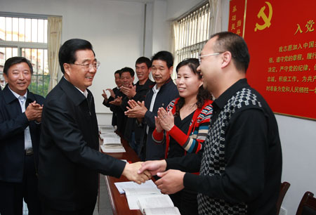 Chinese President Hu Jintao (L, front), who is also general secretary of the Central Committee of the Communist Party of China (CPC) and chairman of the Central Military Commission, meets with some members of CPC at Panzhuang Community in Zhangdian District, Zibo City of east China's Shandong Province, Oct. 17, 2009. [Ju Peng/Xinhua]